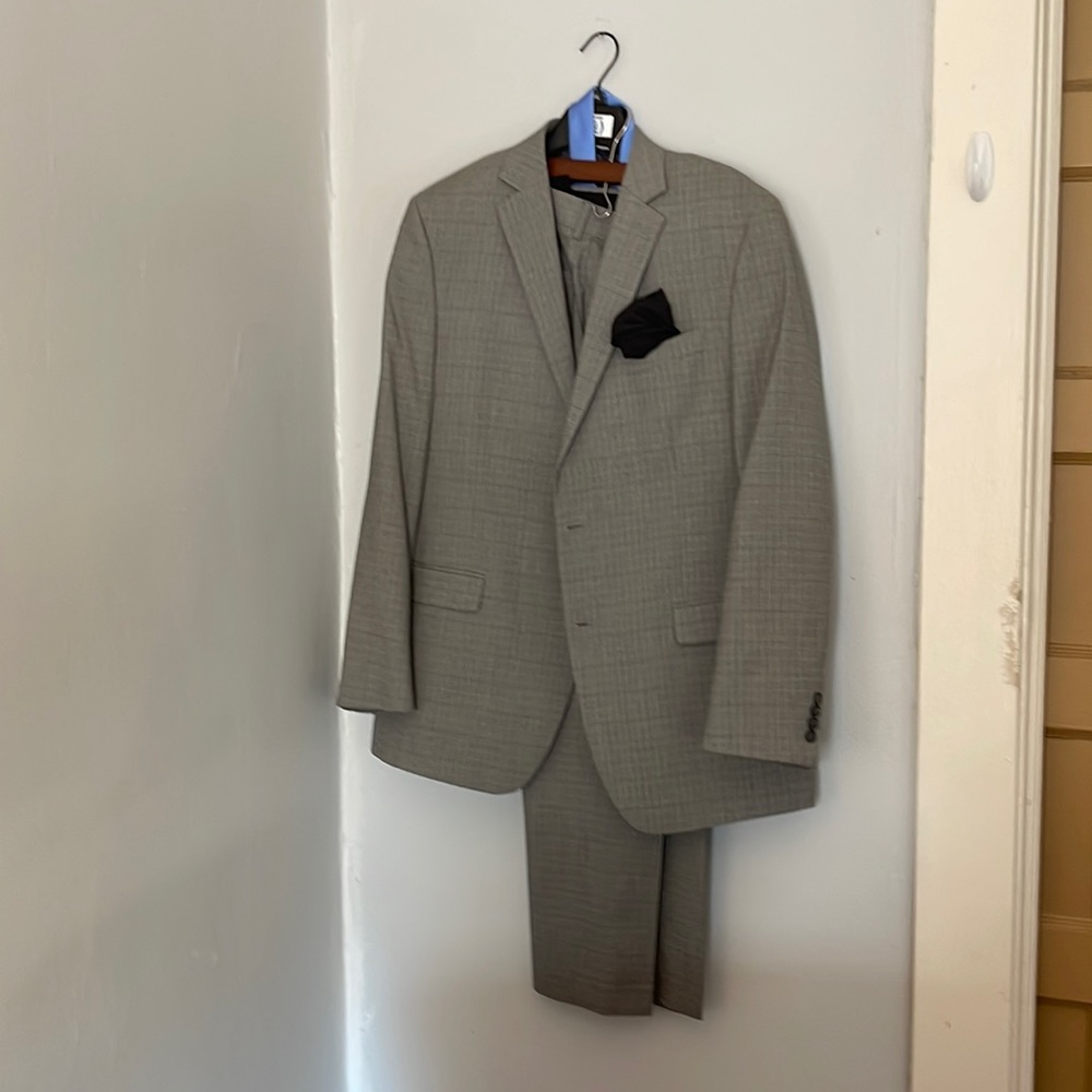 A Perry Ellis Grey checkered suit size 44L x 32.